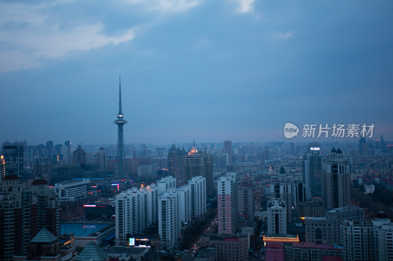 城市夜景俯瞰高楼与街道