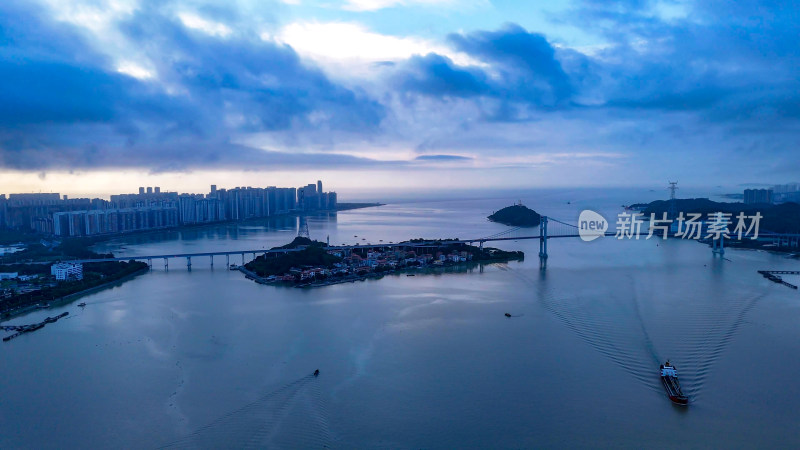 广东汕头妈屿岛旅游区海湾大桥清晨航拍图