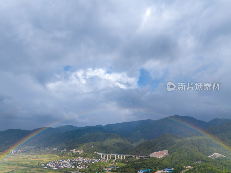 航拍乡村绿色稻田