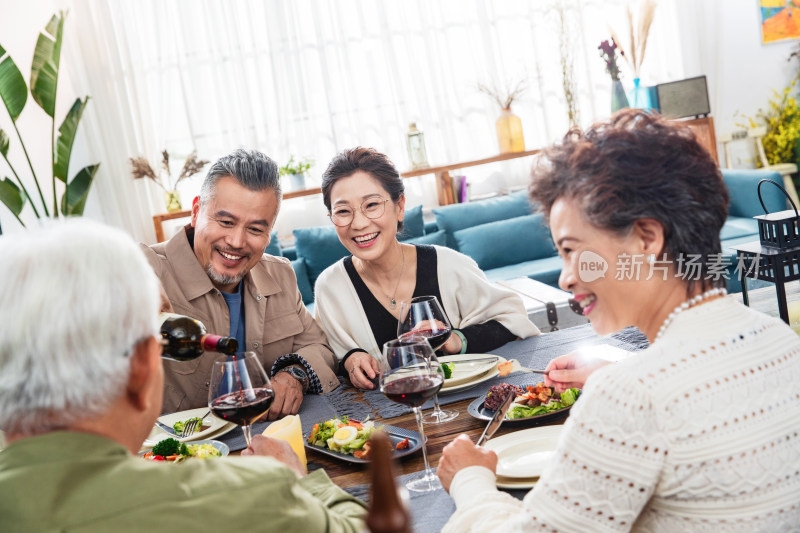 幸福的中老年夫妻一起聚餐