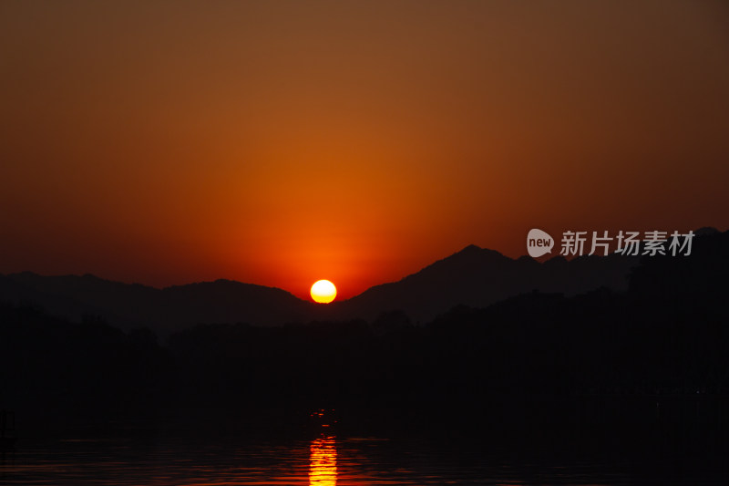 杭州西湖山水间壮丽的日落景观