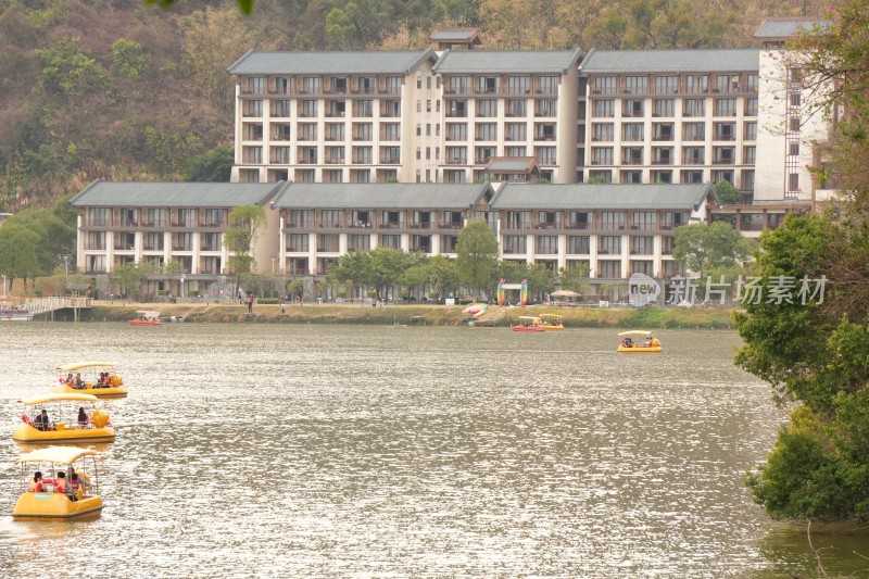 阴天的湖泊山水风景