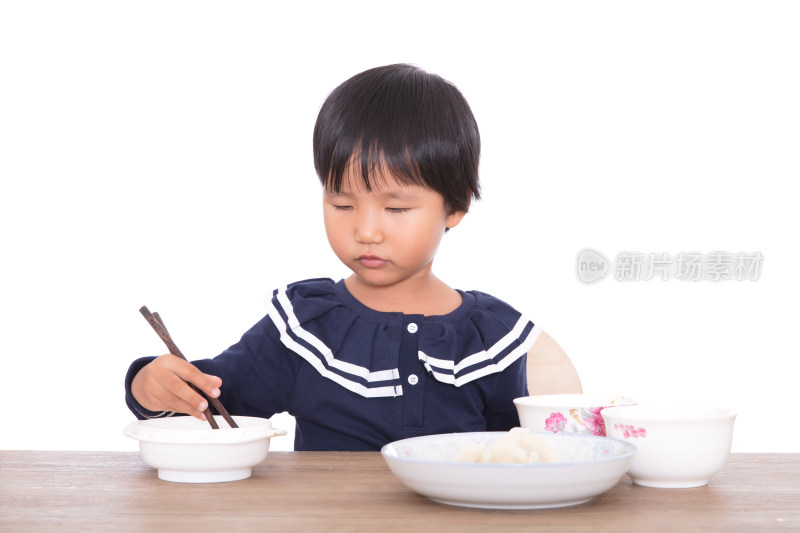 餐桌前的中国小女孩在吃饭