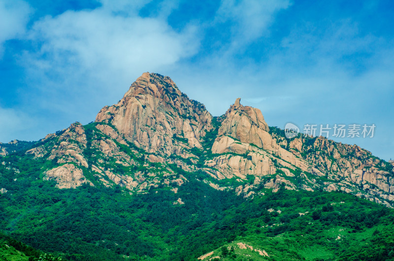 青岛崂山风景区，蜿蜒起伏的大山