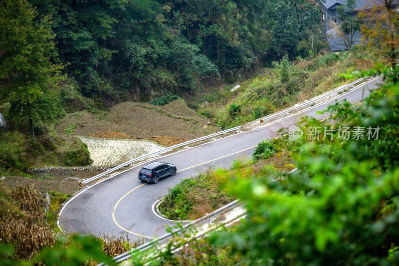 重庆酉阳：崎岖公路运输忙