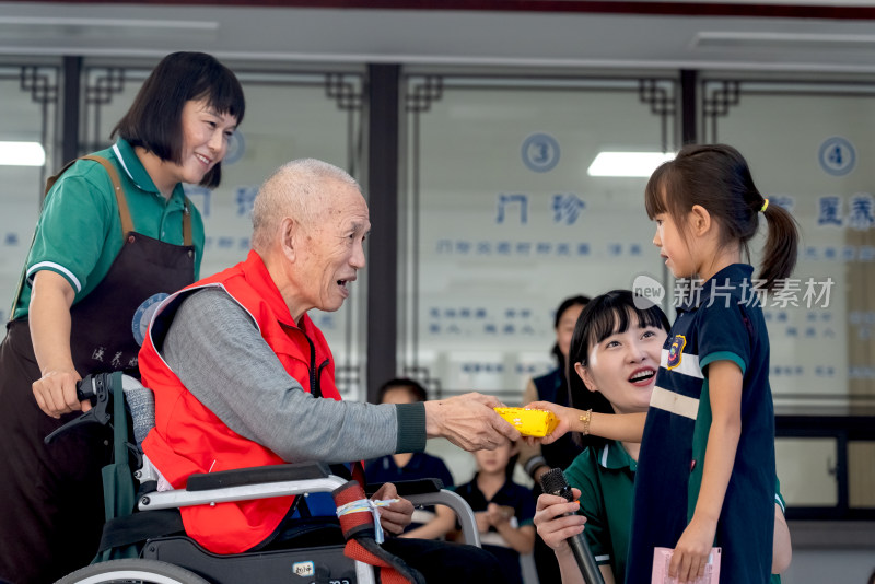 重阳节穿红衣服的银发老人