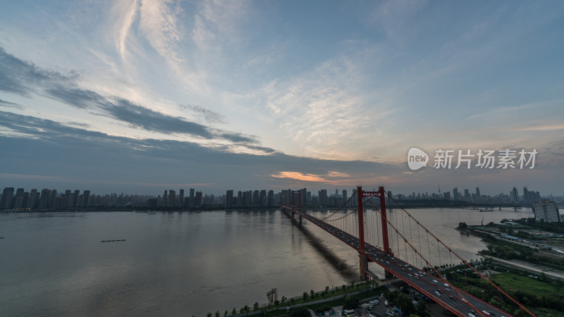 城市中横跨河流的红色大桥全景