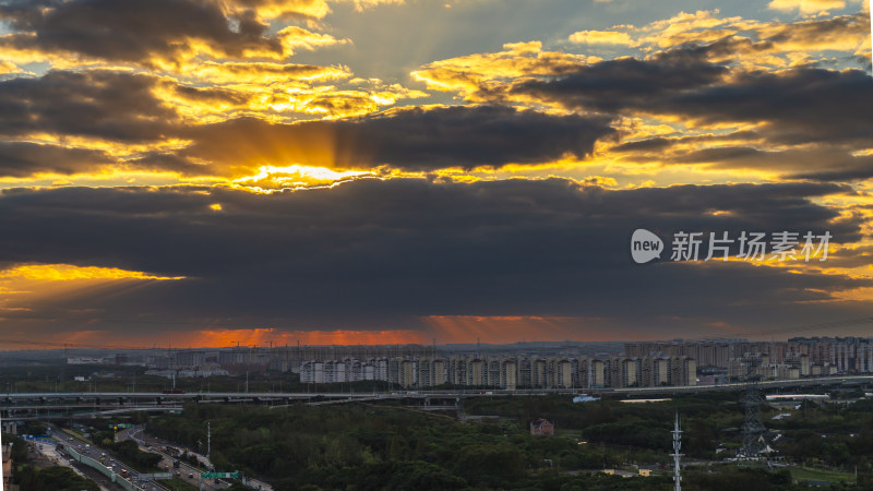 城市上空壮丽的日落时分景象