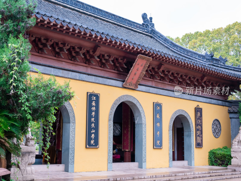 晴朗的午后，镇江焦山风景区定慧寺建筑