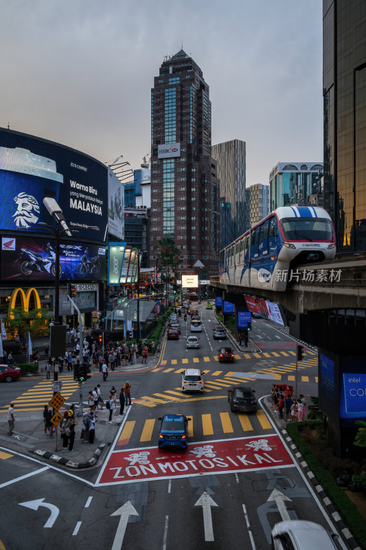 马来西亚吉隆坡武吉免登路轻轨站街头夜景