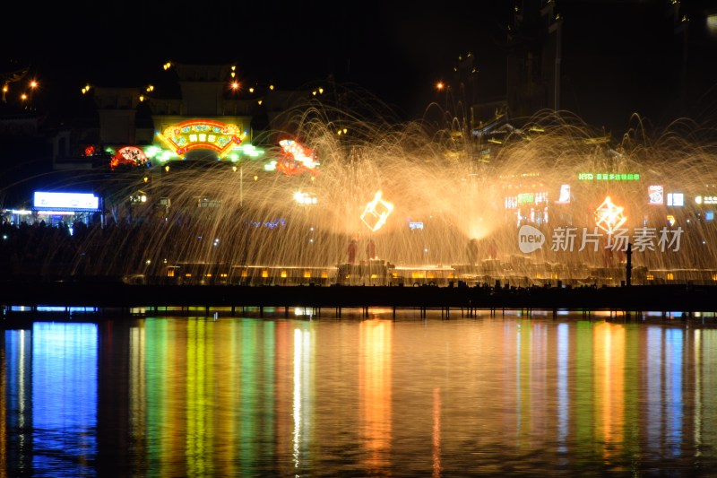 长沙铜官窑夜间湖边打铁花景观