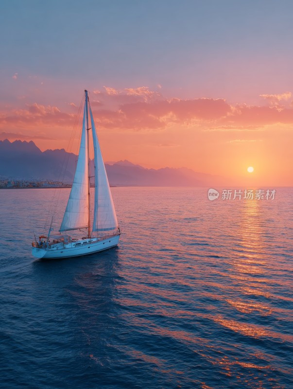 扬帆起航的帆船