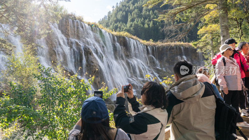 四川九寨沟景区的地标风景诺日朗瀑布及游客