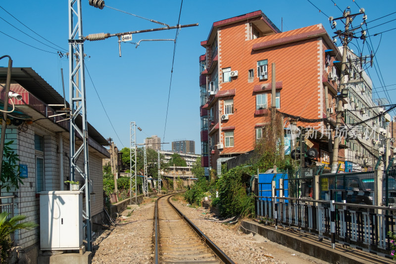 铁轨旁的城市建筑与供电线路