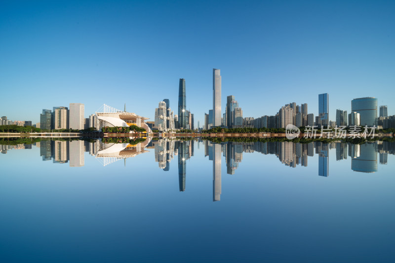 现代化都市高楼倒映在水面的城市风光