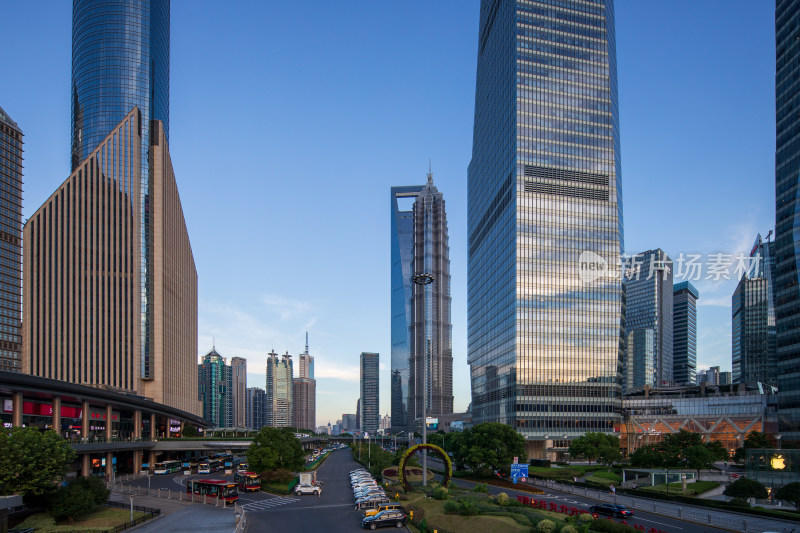 城市高楼大厦与街道景象