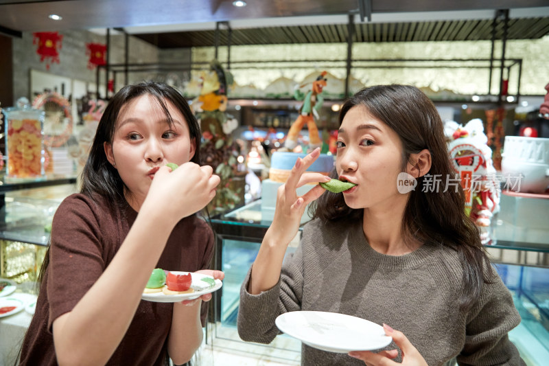 在酒店自助餐厅大吃特吃的亚洲可爱闺蜜少女