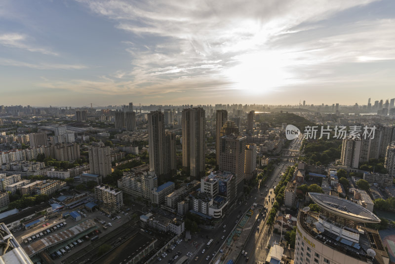 城市黄昏时分的鸟瞰全景