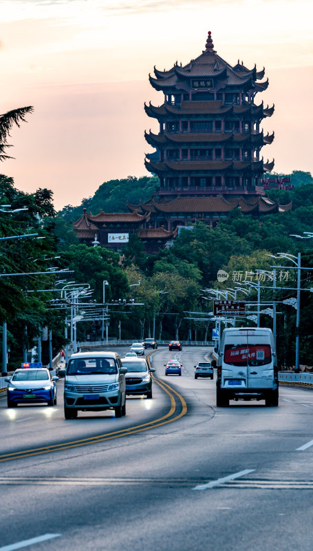 黄昏夕阳晚霞中的武汉长江大桥黄鹤楼景观