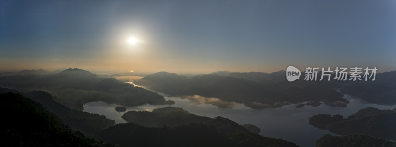 广东中山五桂山狮头山俯瞰长江水库日出风光