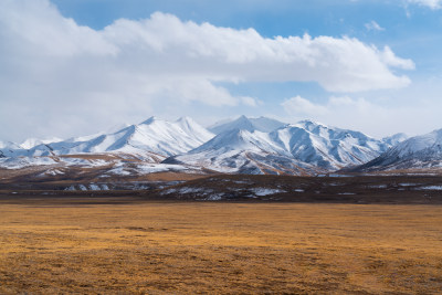 冬天的青海果洛州阿尼玛卿雪山