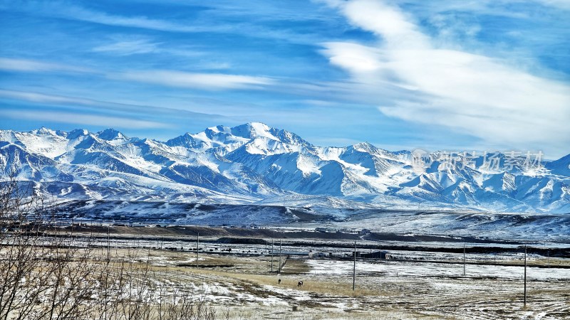 雪山下的开阔平原远景自然风景