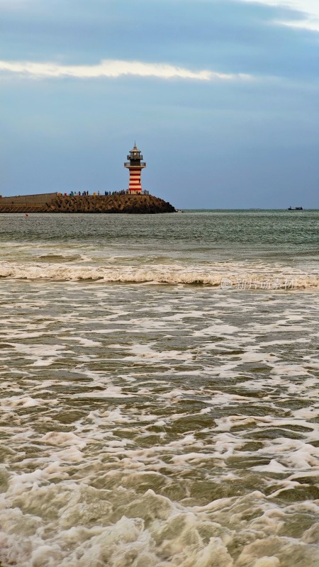 海南三亚清水湾自由灯塔与海浪景观
