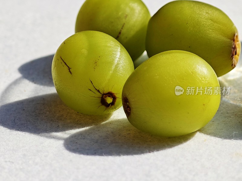 光泽表面上的青葡萄特写