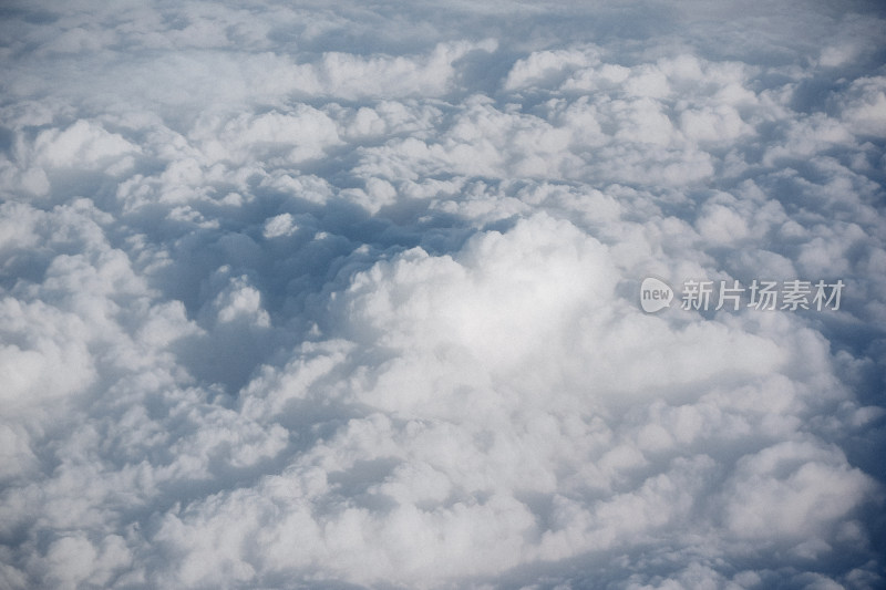 飞机窗户外的蓝天白云