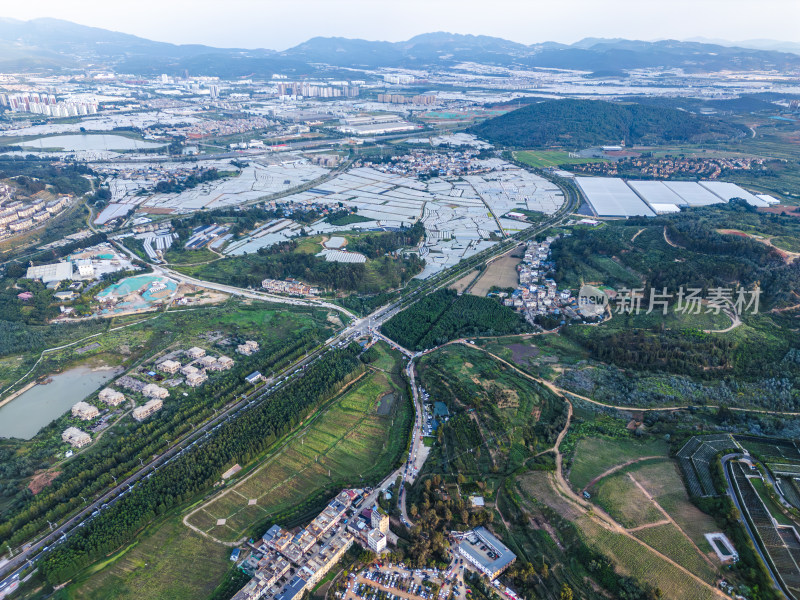 航拍滇池旁的昆明市城市风光