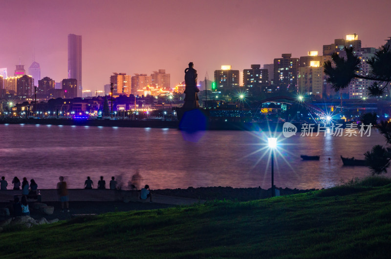 青岛市小麦岛，远眺市中心的高楼大厦