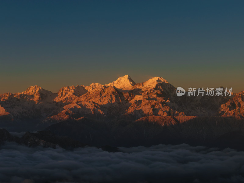 雪山日出云海景观