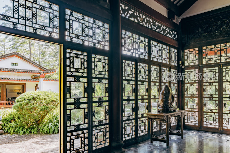 柳州柳侯公园-有奇石装饰的传统中式房间