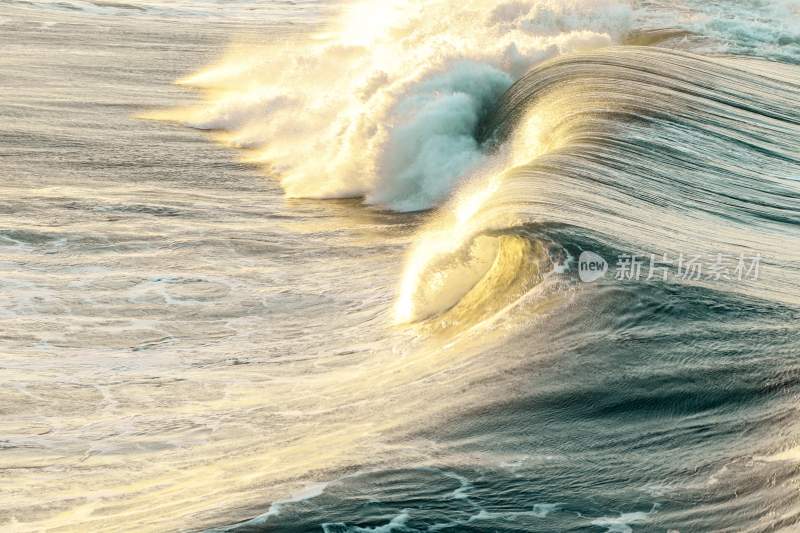 海浪波涛汹涌浪花巨浪浪潮汹涌