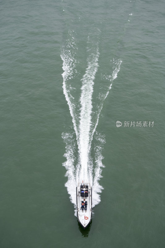 重庆水警快艇行驶在长江航道上