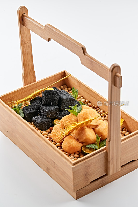 木质食盒装的自制双色炸豆腐