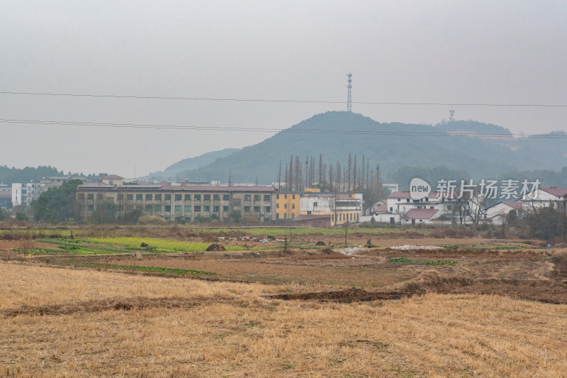 乡村田野旁的建筑景观