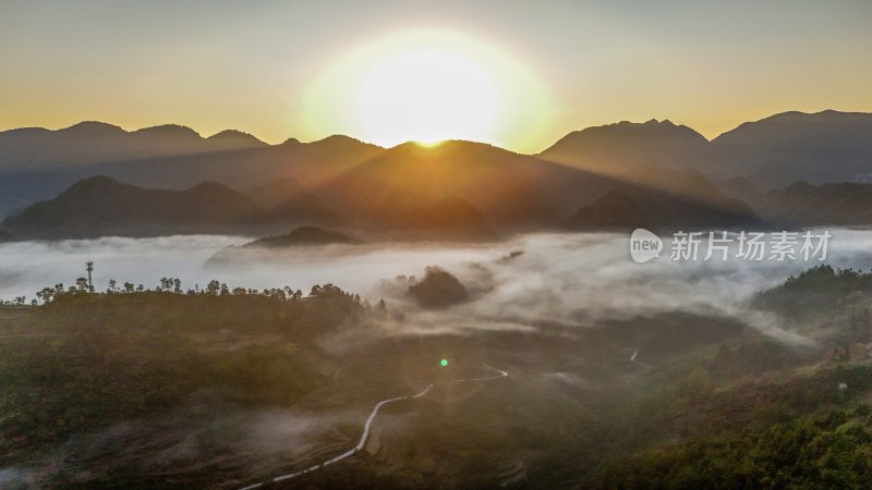 重庆酉阳：霜降后的山坡“红似火”