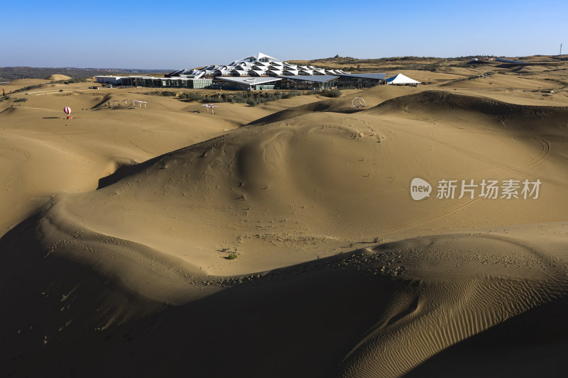 内蒙库布齐沙漠中的现代建筑群全景