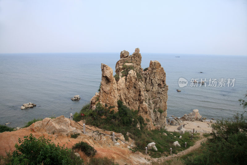 北戴河鸽子窝公园海岸的礁石