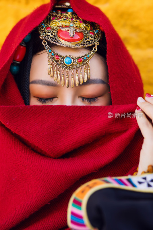 中国拉萨布达拉宫前的少数民族藏族女人