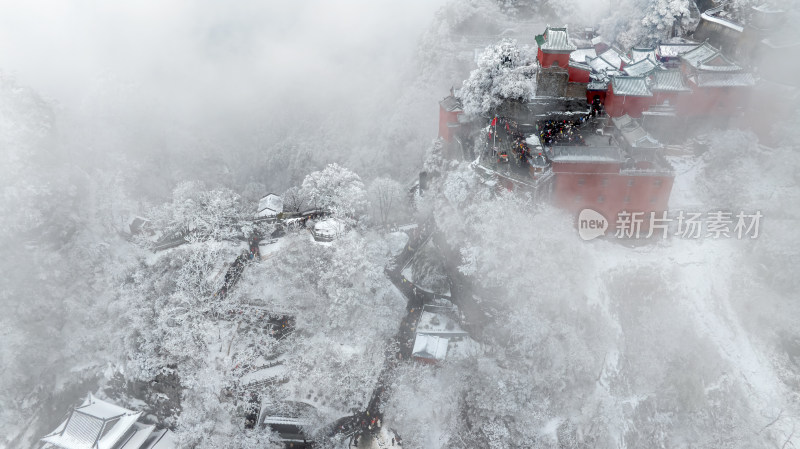 武当山金顶雪后游客排队上山游览