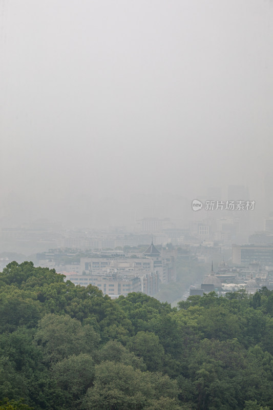 杭州吴山天风城隍阁雾色景观