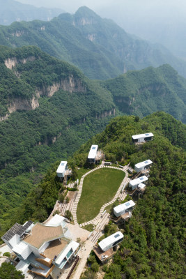 航拍山西临汾旅游5A级云丘山山顶悬崖露营地