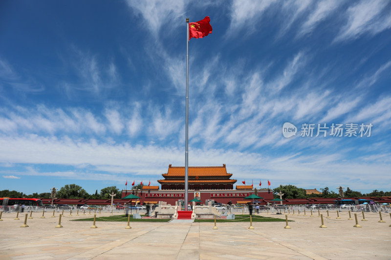 蓝天白云天安门广场国旗飘扬和故宫古建筑
