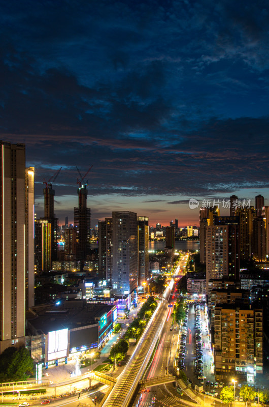 夜幕下城市街道灯火辉煌的繁华景象