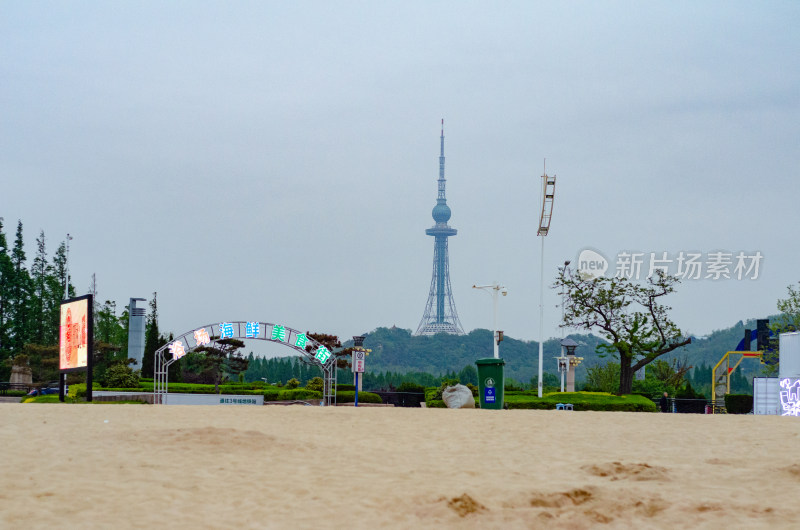 青岛第一海水浴场望向电视信号塔