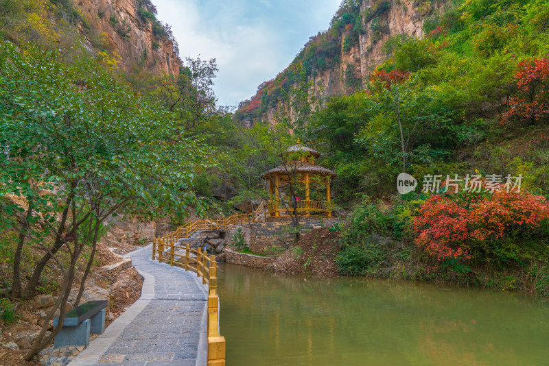 山东淄博潭溪山大裂谷地质公园秋景