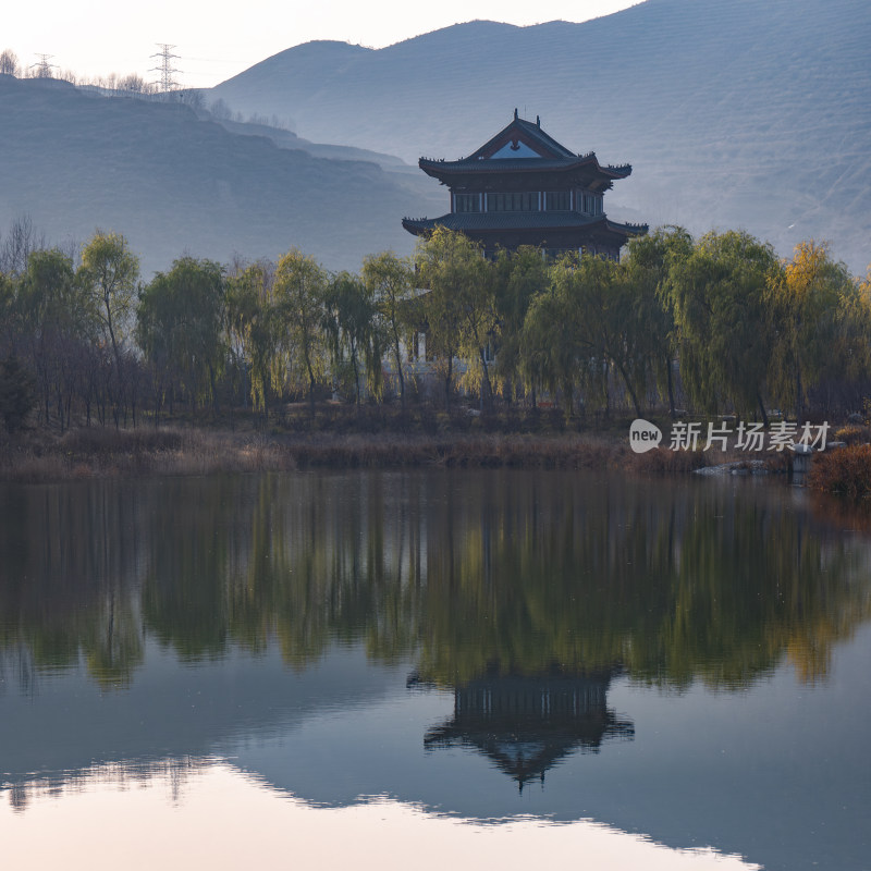 湖水边阁楼