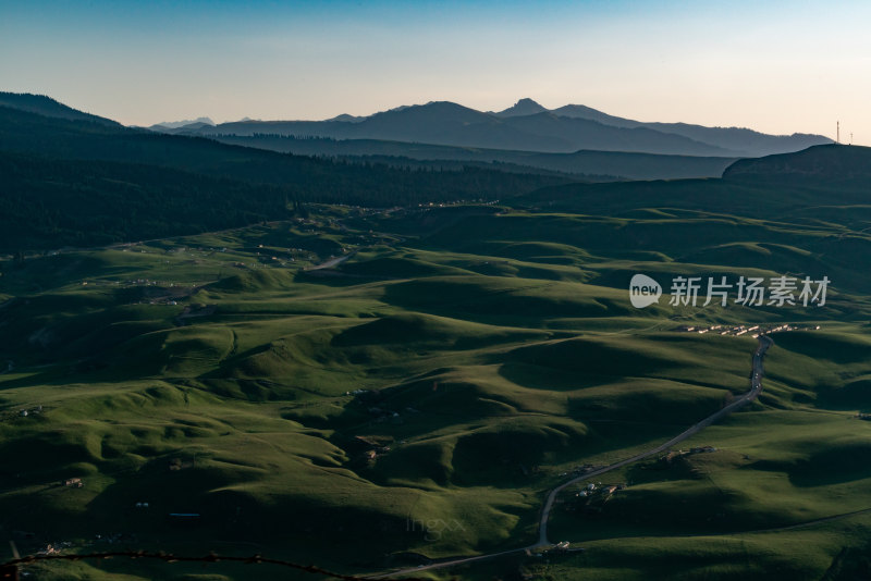 辽阔草原风光远景俯瞰全貌